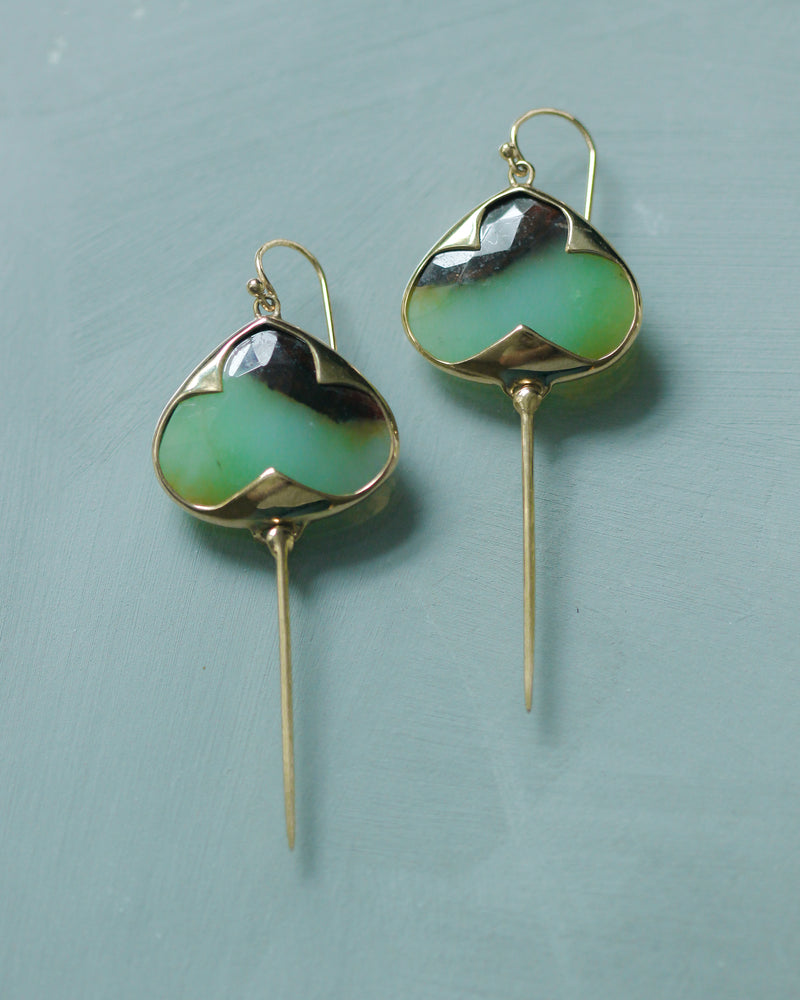 
                  
                    Stingray Earrings in Green Garnet and 18k Gold
                  
                